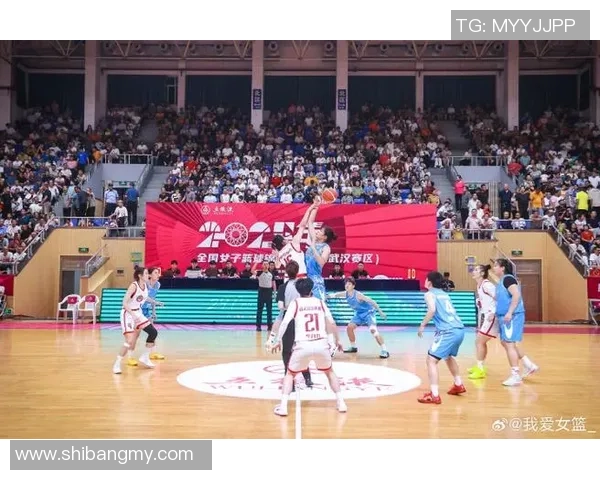 武汉篮球队在全国锦标赛中以78分稳居积分榜首位，展现强劲实力